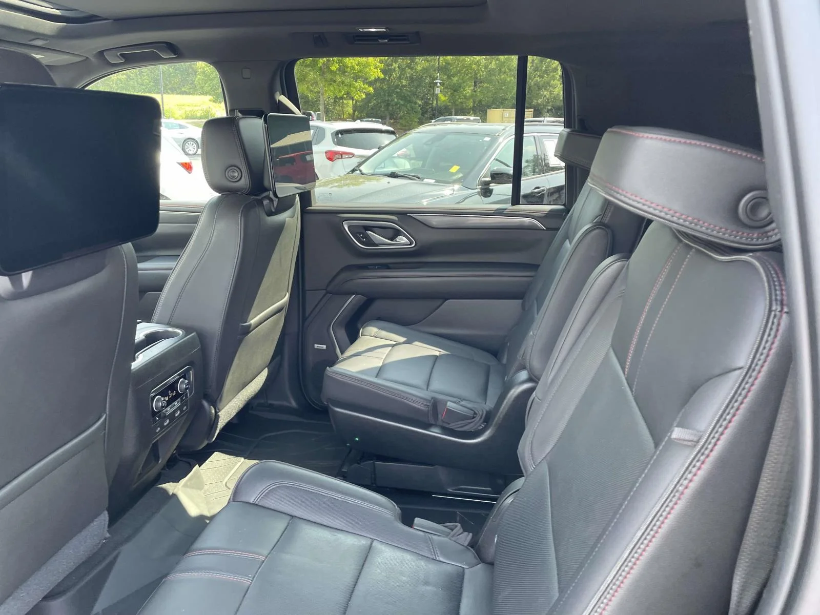 2021 Chevrolet Suburban RST - Photo 16