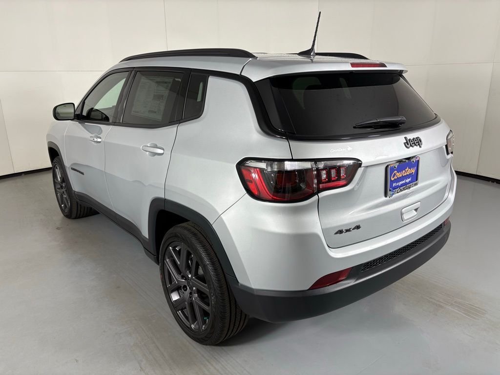New 2026 Silver Zynith Metallic Clearcoat Jeep Latitude image 6