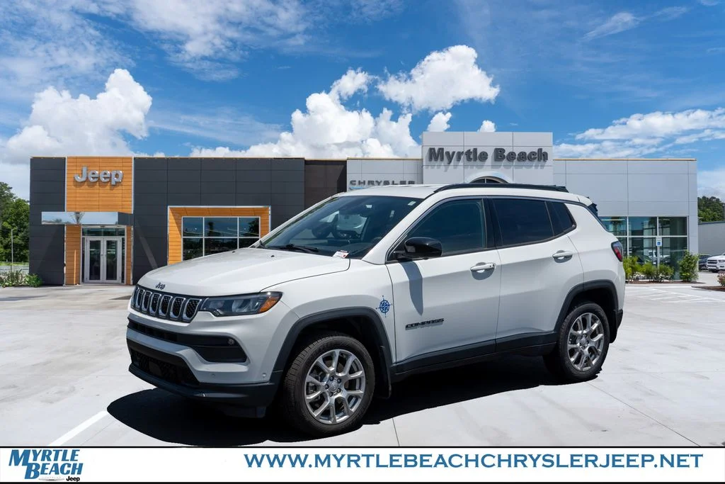 2023 Jeep Compass Latitude Lux 4X4's photo