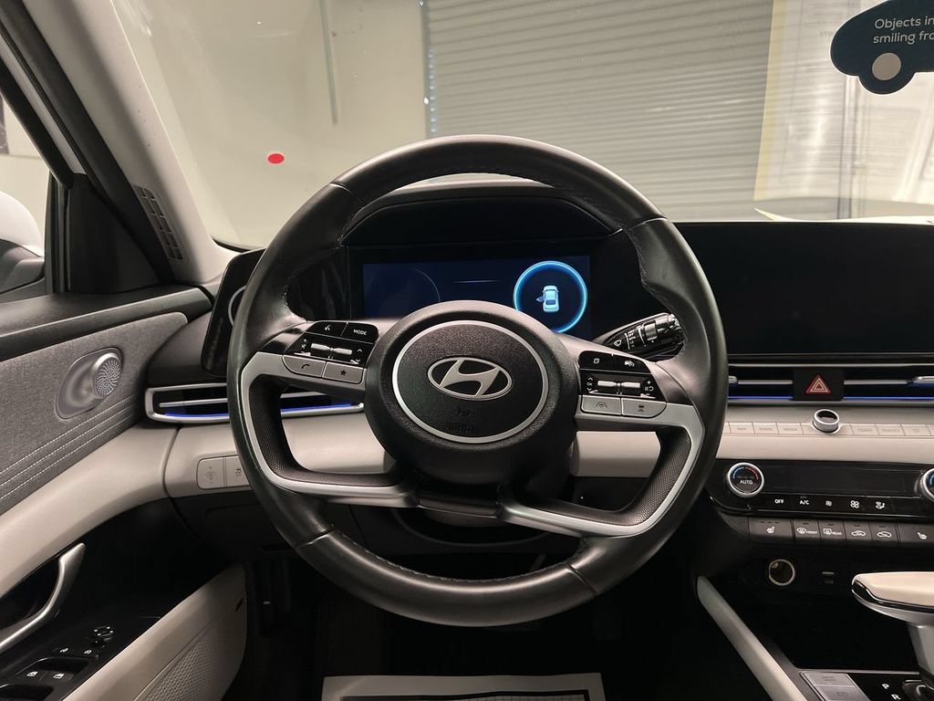 2025 Hyundai Elantra Limited - Photo 14