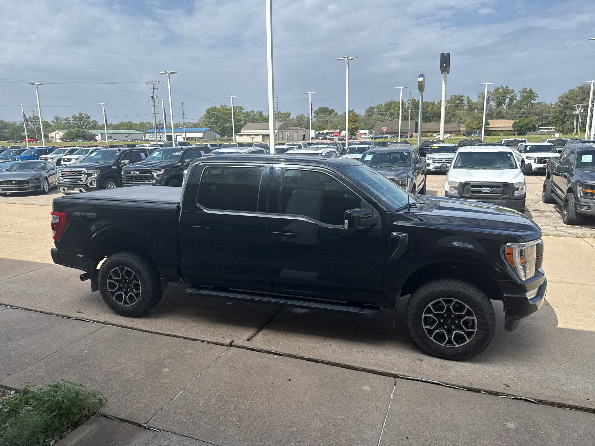 Used 2023 Agate Black Metallic Ford LARIAT image 4