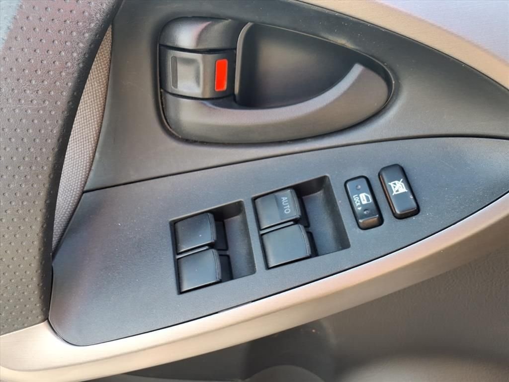 Used 2006 Silver Toyota Base image 18