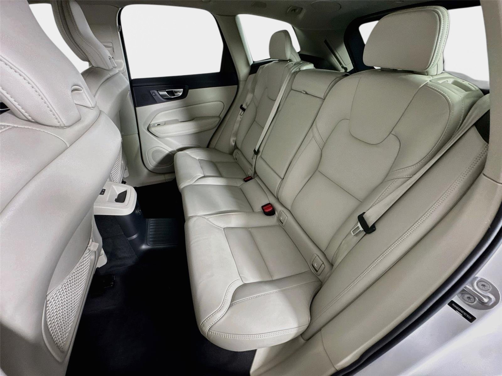 Used 2024 Crystal White Volvo Ultimate Dark Theme image 24