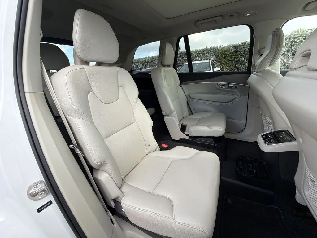 Used 2023 White Volvo B6 Plus 6-Seater image 34