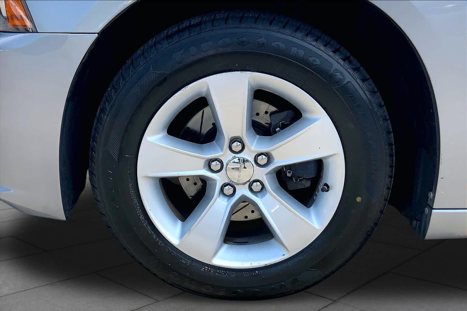 Used 2014 Billet Silver Metallic Clearcoat Dodge SE image 11