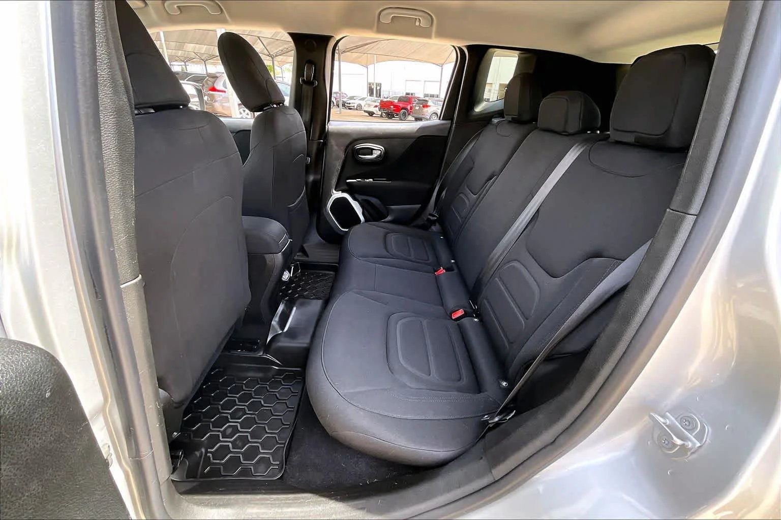 Used 2018 Glacier Metallic Jeep Latitude image 19