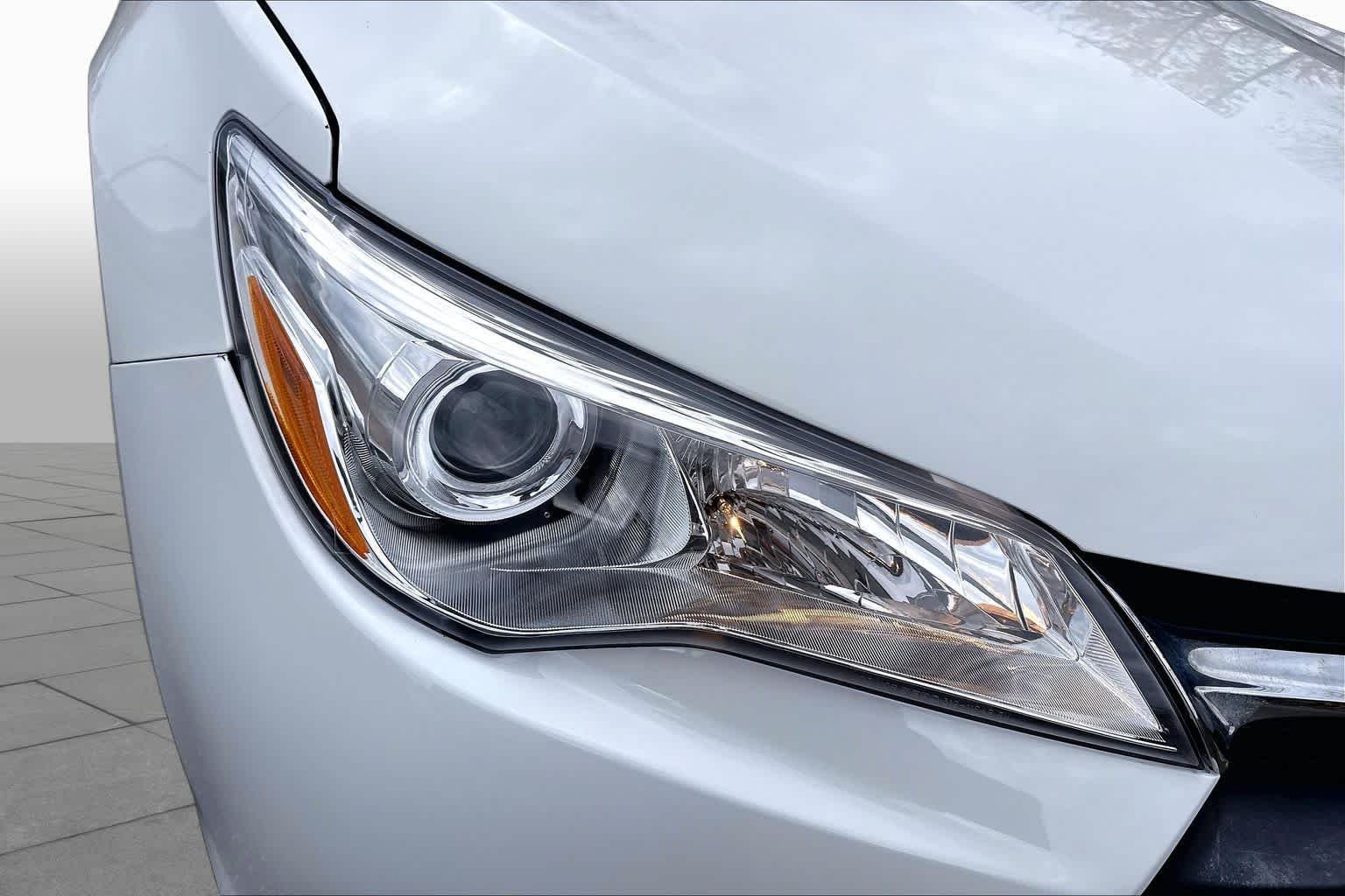 Used 2016 Super White Toyota LE image 28