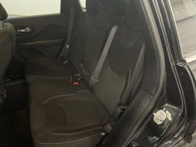 Used 2016 Brilliant Black Crystal Pearlcoat Jeep Latitude image 21