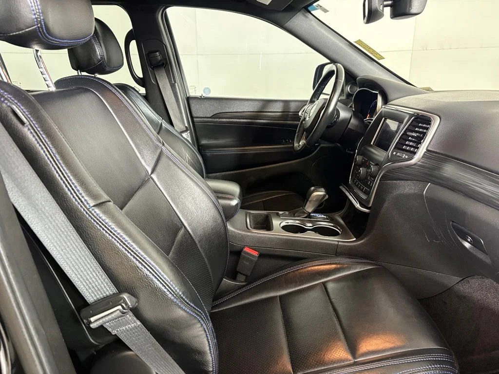 Used 2019 Black Jeep Laredo image 17