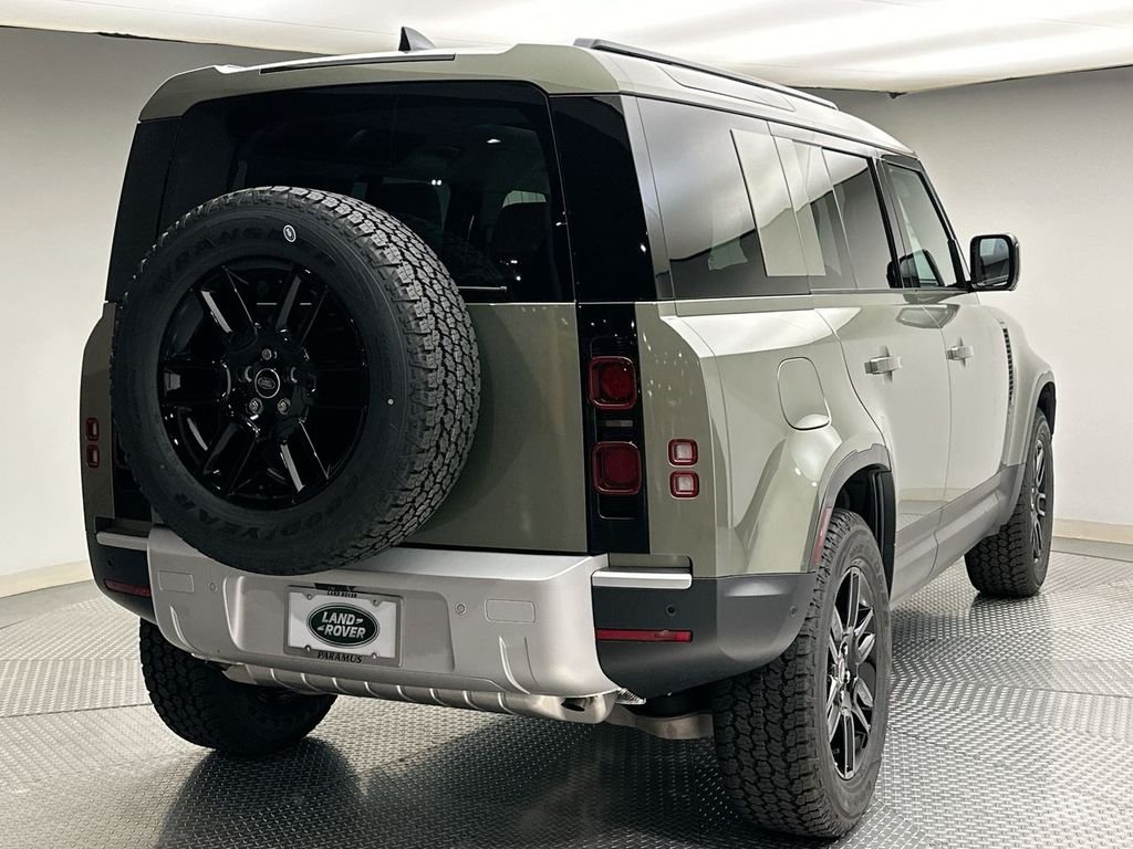 Used 2025 Pangea Green Metallic Land Rover S image 3
