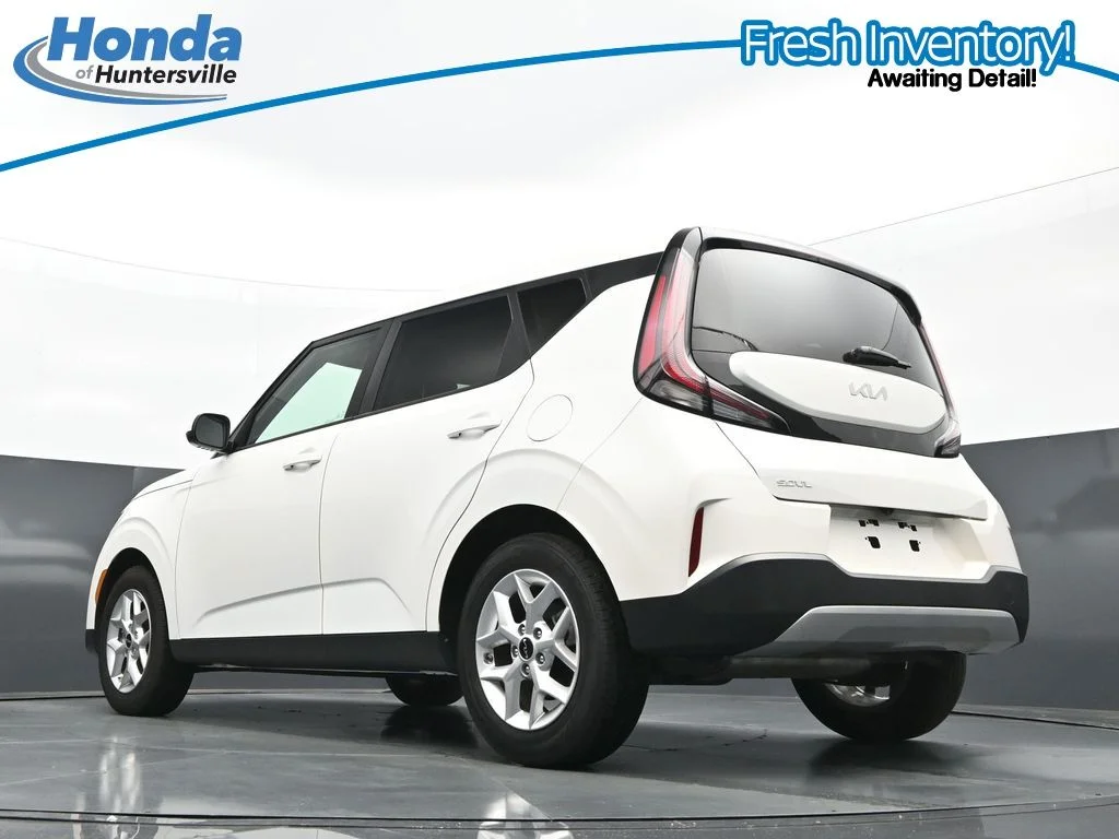 Used 2025 Snow White Pearl Kia LX image 31