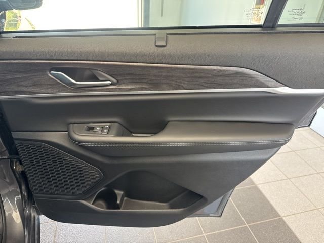 Used 2025 Metallic Jeep Limited image 13