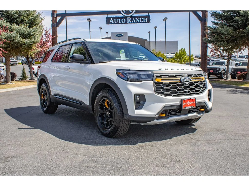New 2026 STAR WHITE METALLIC Ford Tremor image 2