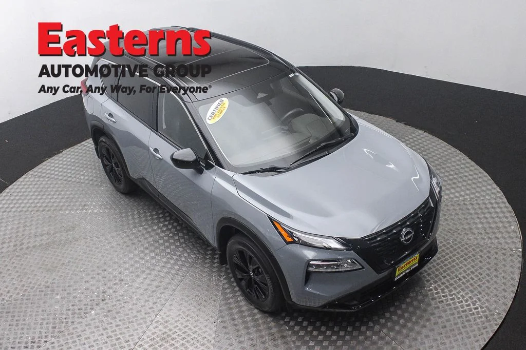 Used 2023 Gray Nissan SV image 3