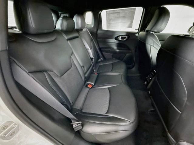 New 2026 Bright White Clearcoat Jeep Latitude image 24