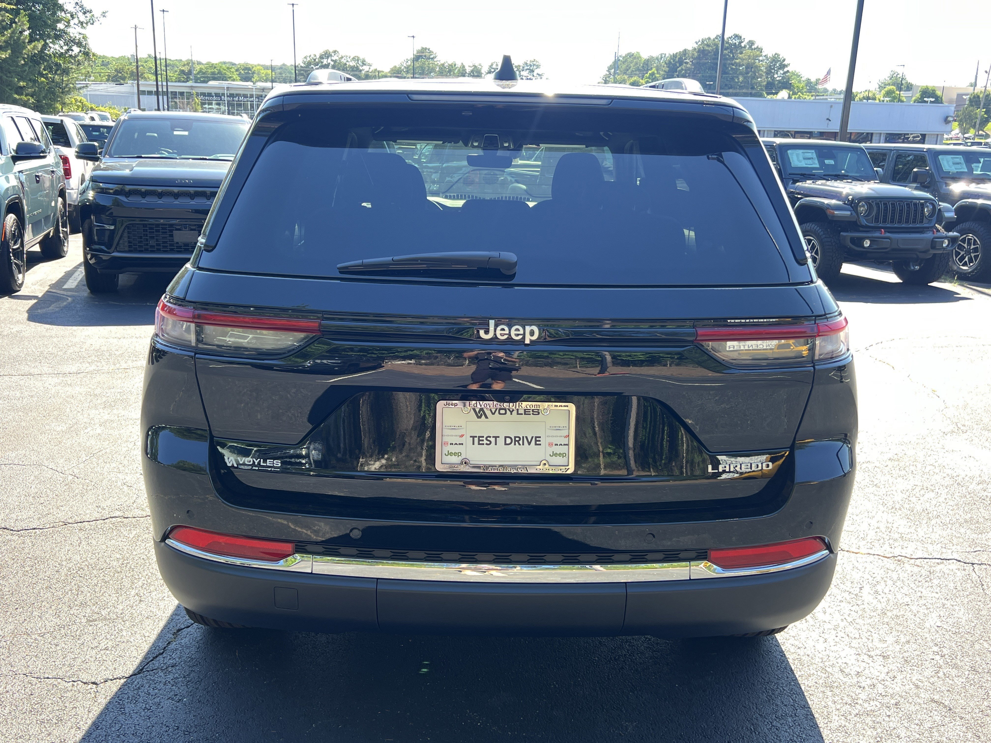 New 2026 Diamond Black Crystal Pearlcoat Jeep Laredo X image 7