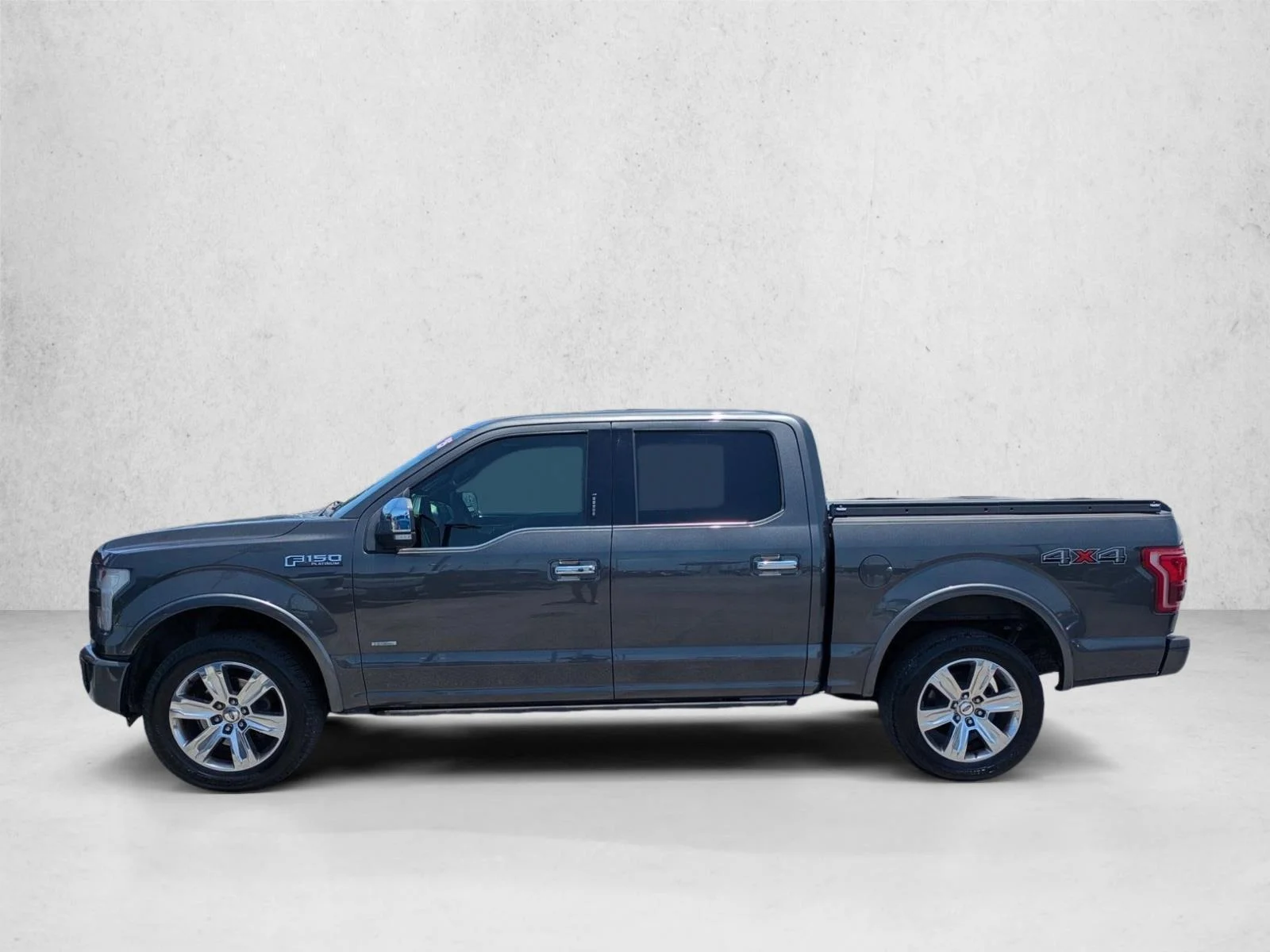 Used 2015 Magnetic Metallic Ford Platinum image 9