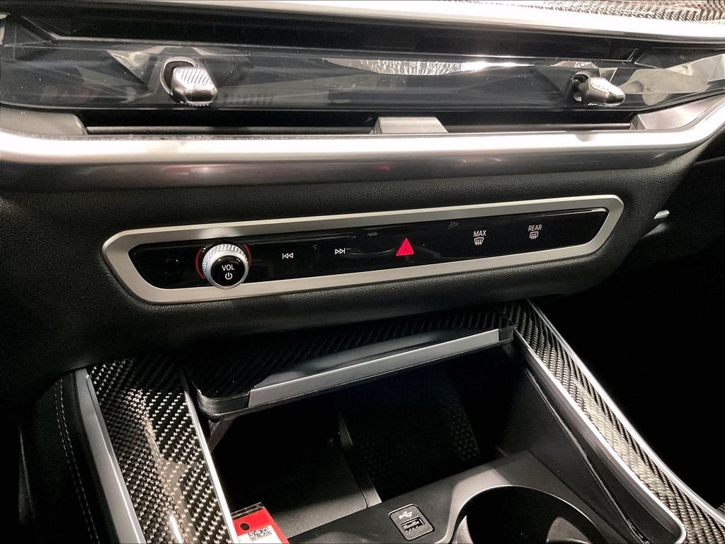 Used 2025 White BMW M60i image 26