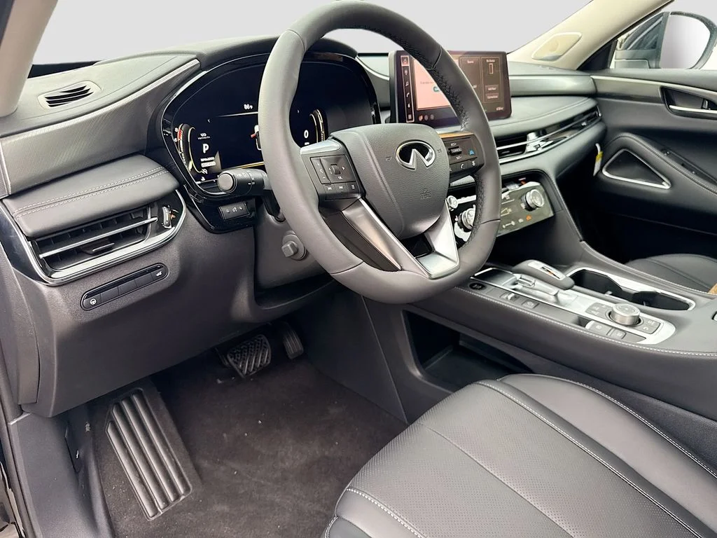 Used 2027 Black INFINITI LUXE image 10