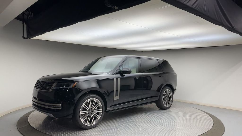 Used 2025  Land Rover SE image 4