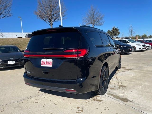 New 2026 Diamond Black Crystal Pearlcoat Chrysler Select image 4