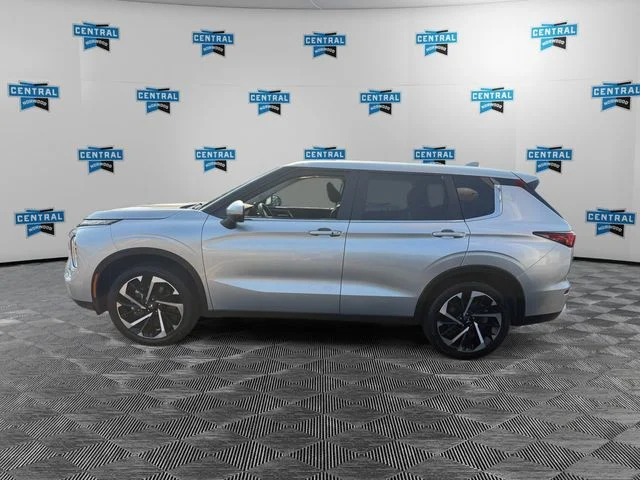 Used 2024 Silver Mitsubishi SE image 3