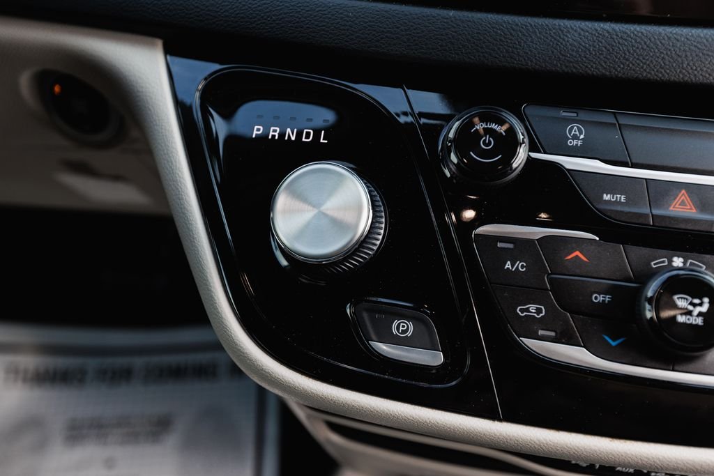 2023 Chrysler Voyager LX - Photo 16