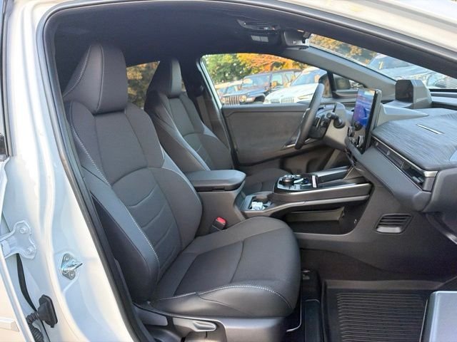 New 2026 Wind Chill Pearl <sup>1</sup> Toyota  SE image 27