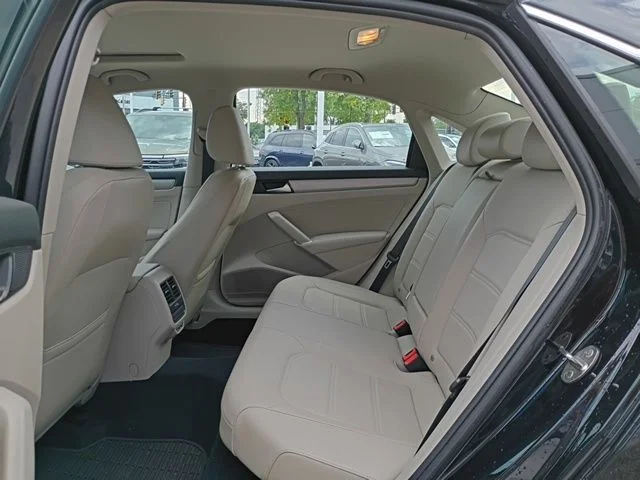 Used 2020 Black Volkswagen 2.0T SE image 10