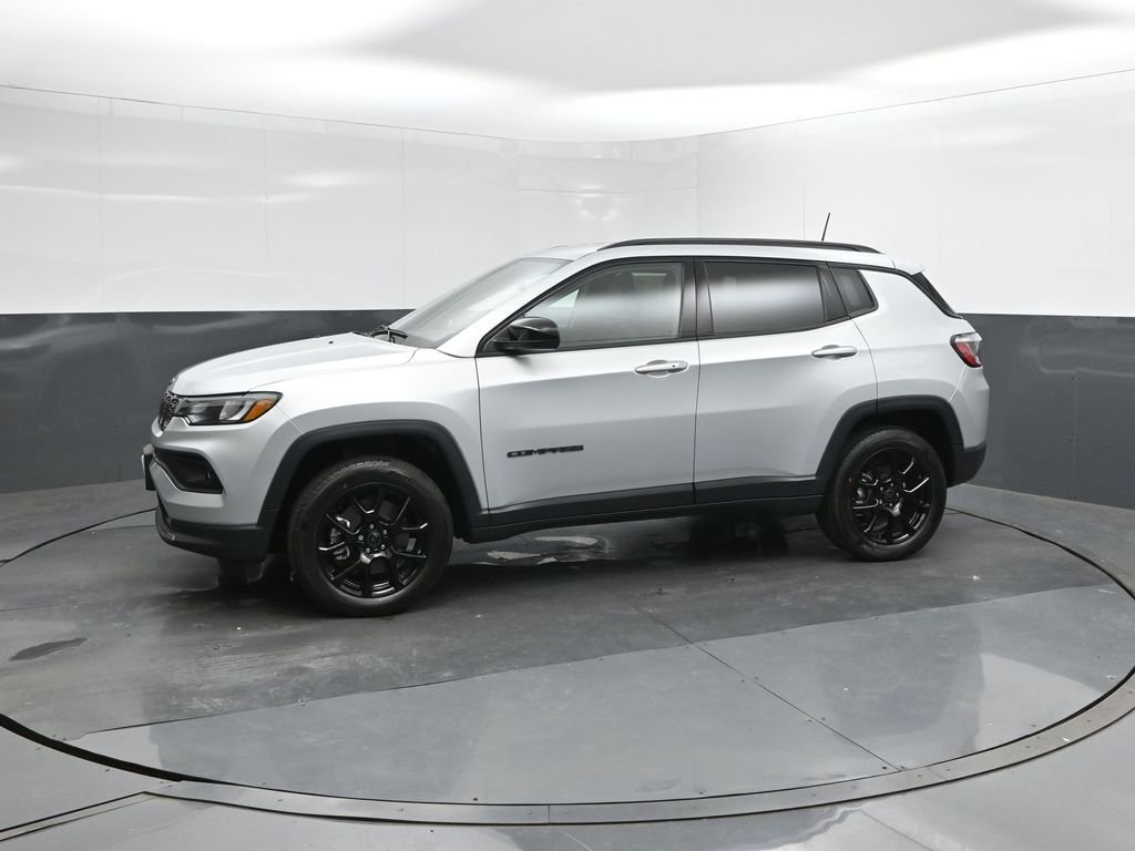 New 2026 Silver Zynith Metallic Clearcoat Jeep Latitude image 30