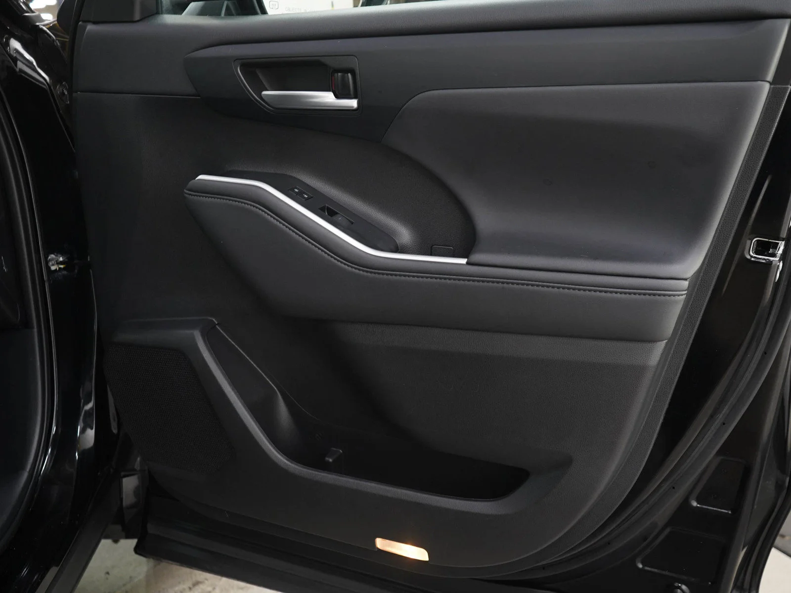Used 2025 Black Toyota Hybrid XLE AWD (Natl) image 9