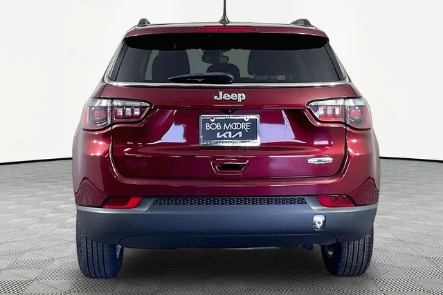 Used 2022 Red Jeep Latitude image 5