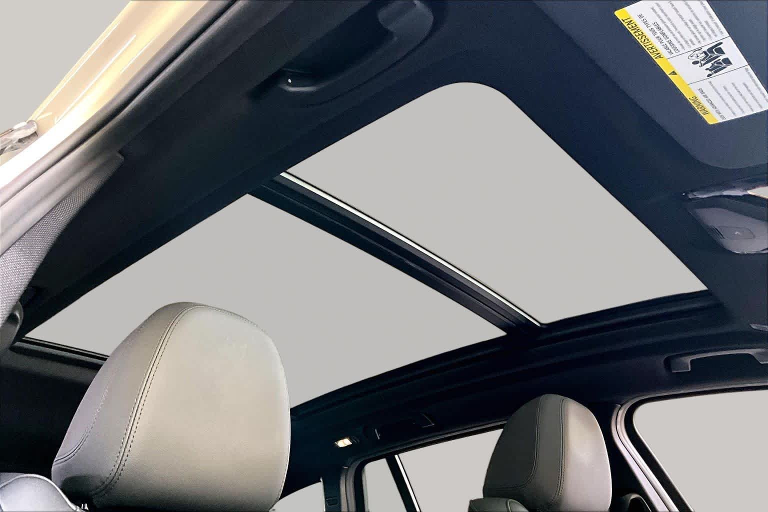 Used 2021 Alpine White BMW sDrive30i image 13