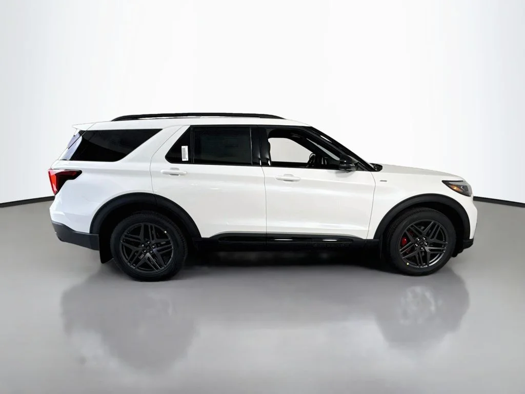 New 2026 Star White Metallic Tri-Coat Ford ST-Line image 8