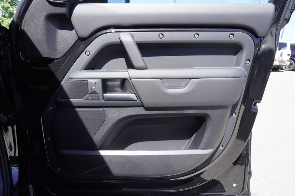 New 2026 Santorini Black Land Rover X-Dynamic SE image 21