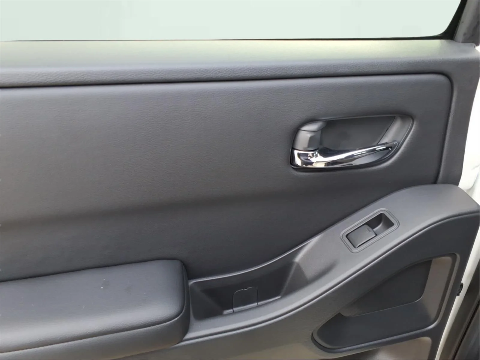 New 2026 Glacier White Nissan Crew Cab SV image 7