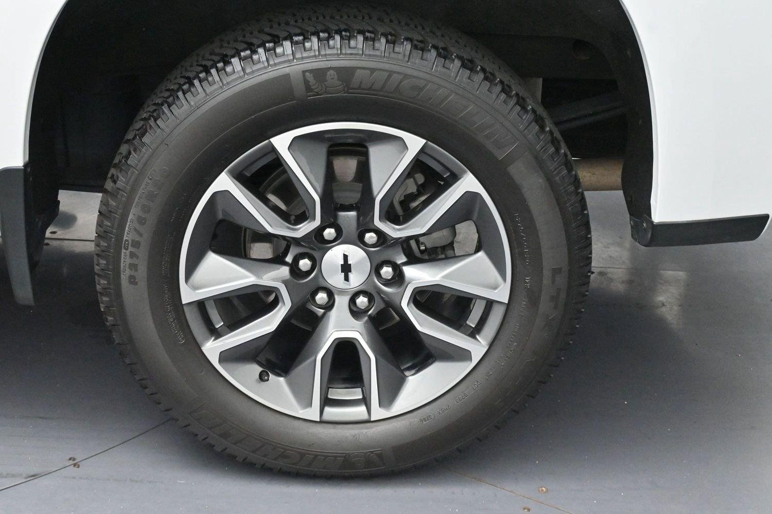 Used 2023 SUMMIT WHITE Chevrolet RST image 21