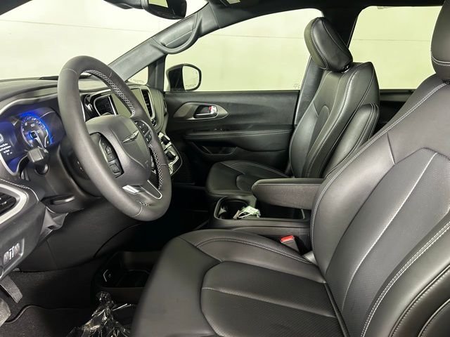 New 2026 Diamond Black Crystal Pearl-Coat Exterior Paint Chrysler Select image 21