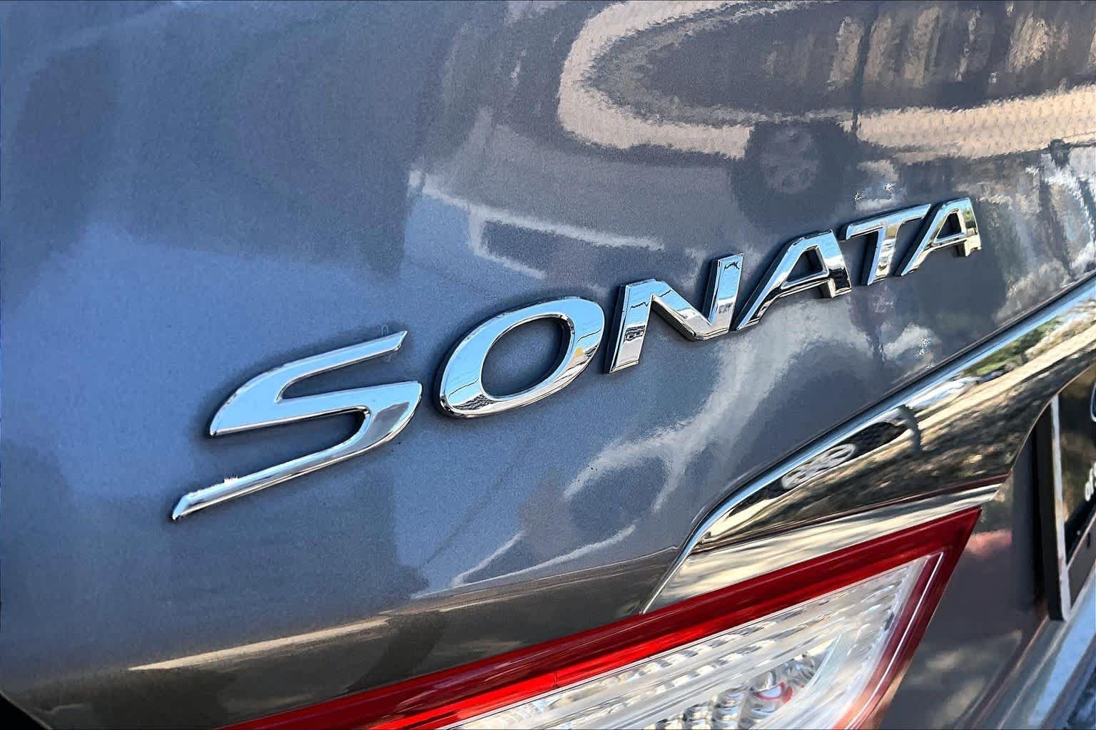 Used 2014 Harbor Gray Metallic Hyundai GLS image 10