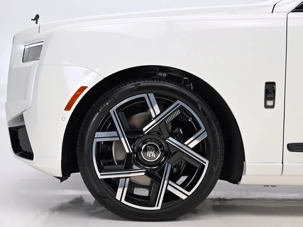 New 2027 English White Rolls-Royce Black Badge image 5