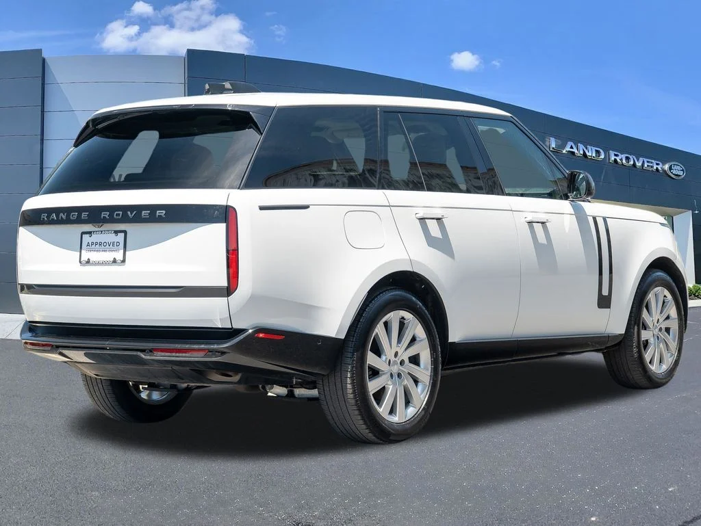 Used 2025 White Land Rover SE image 4