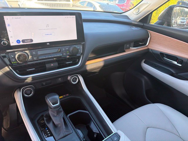 Used 2025  Toyota Platinum image 16
