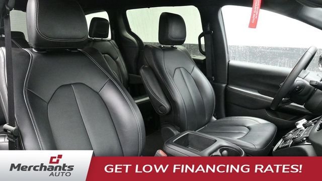 Used 2025 Black Chrysler Select image 18