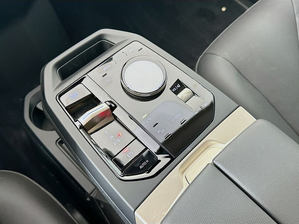 Used 2024 Blue BMW xDrive50 image 17