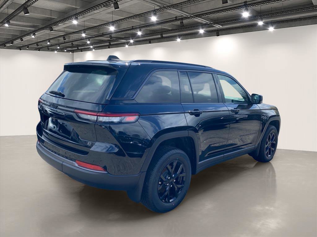New 2026 Diamond Black Crystal Pearl-Coat Exterior Paint Jeep Altitude image 4
