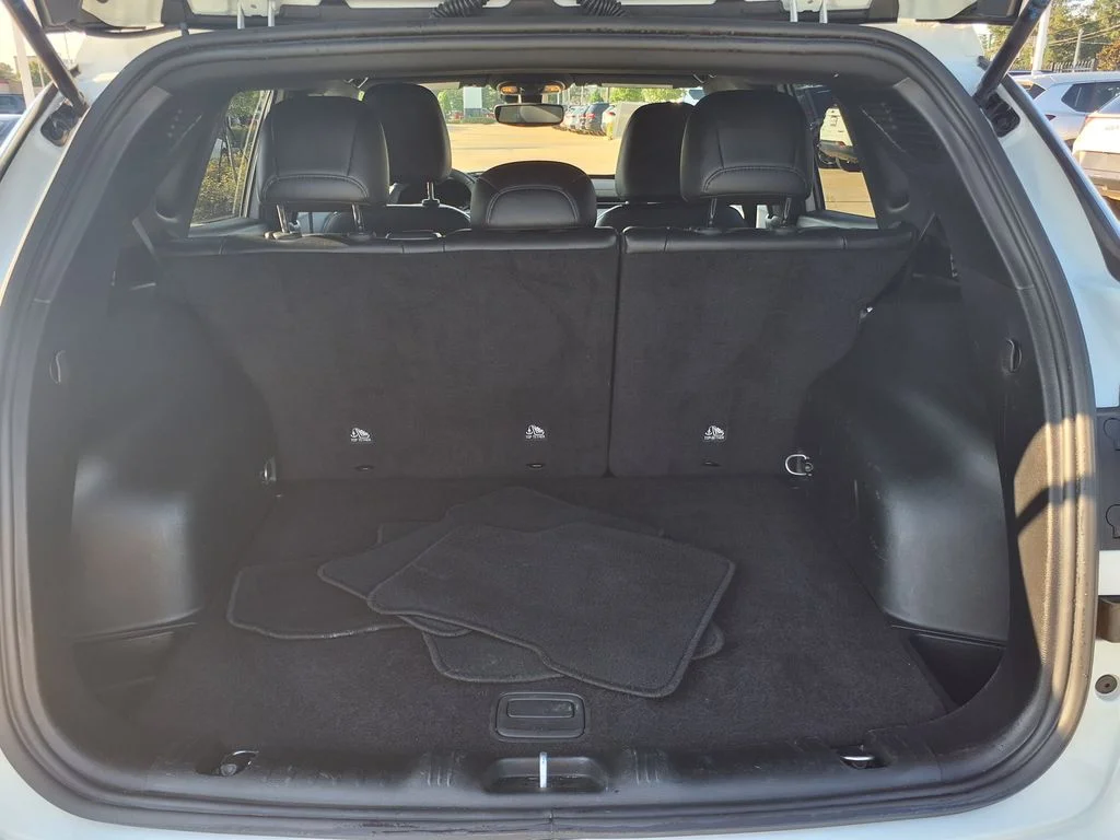 Used 2025 White Jeep Latitude image 12