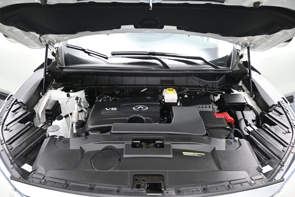 Used 2023 White INFINITI LUXE image 19