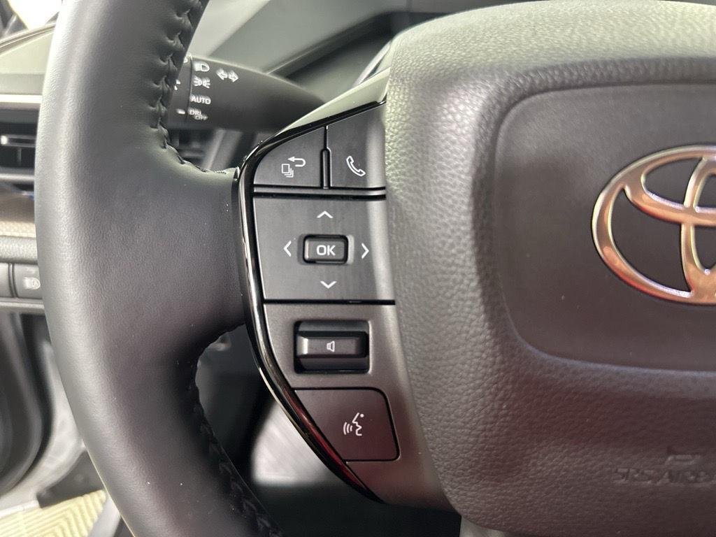 Used 2025 Cutting Edge Toyota XLE image 14