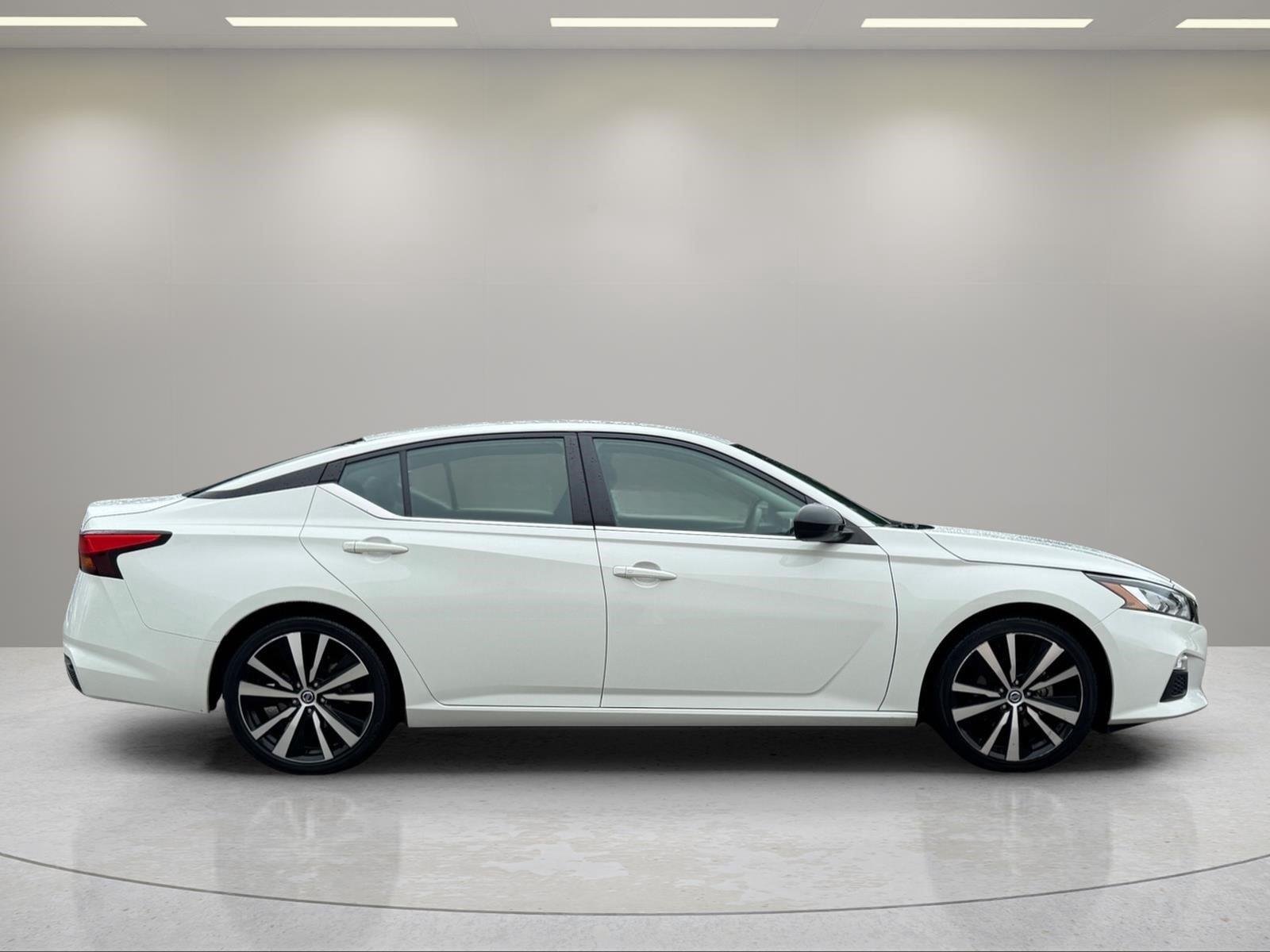Used 2022 Glacier White Nissan 2.5 SR image 6
