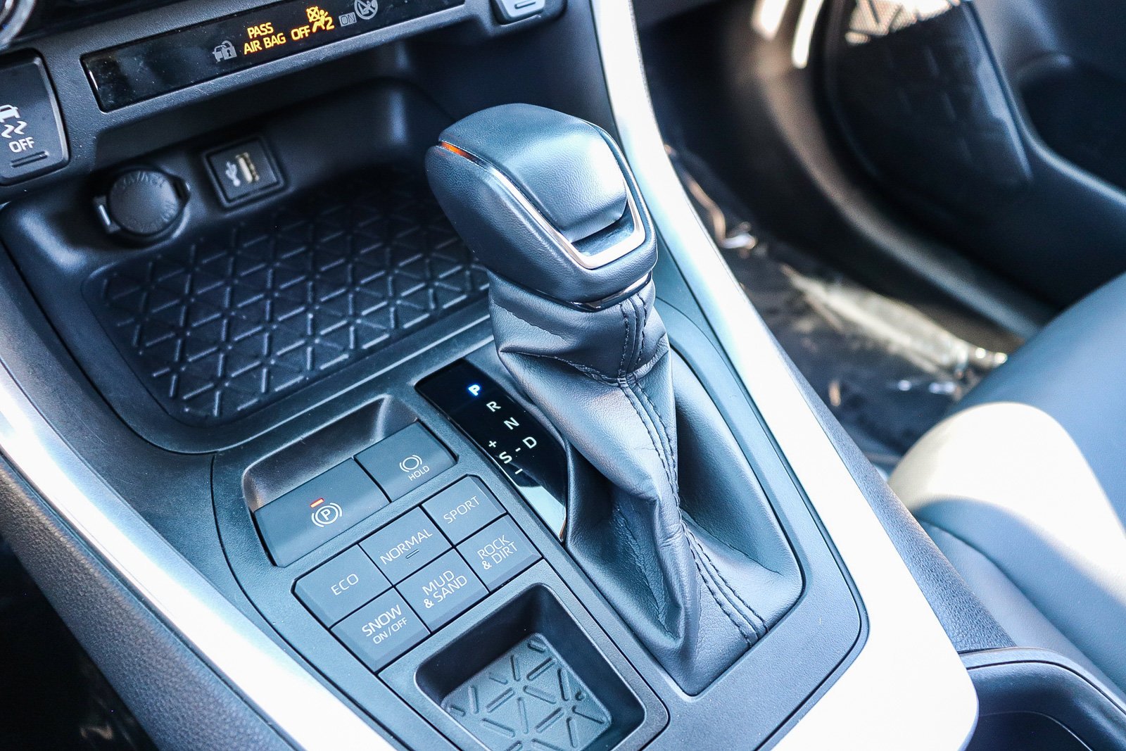 Certified Used 2025  Toyota XLE Premium image 20